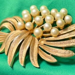 Crown Trifari Brushed Gold Tone Faux Pearl Signed Brooch #206004262086